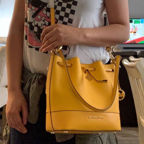 🌟 new MK trista medium bucket - Picture 4 of 7